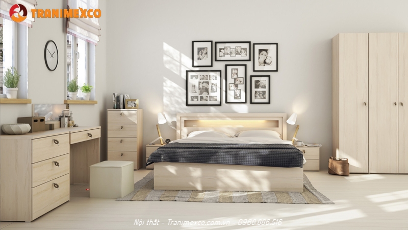 Chiếc giường ngủ gỗ sồi cỡ lớn kết hợp cùng tông màu trắng sang trọng, thoáng mát