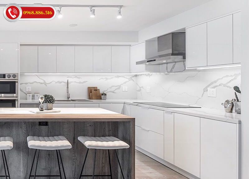 Tủ bếp nhỏ đẹp màu trắng sáng ấn tượng phù hợp nhất đối với căn bếp nhỏ đẹp cuốn hút