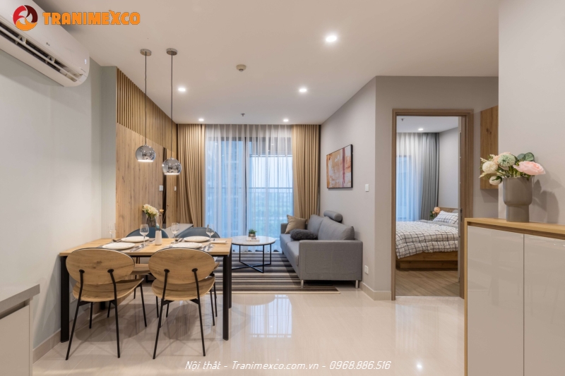 Phòng khách với bộ sofa bọc nỉ êm ái cùng kệ tivi gỗ công nghiệp MDF